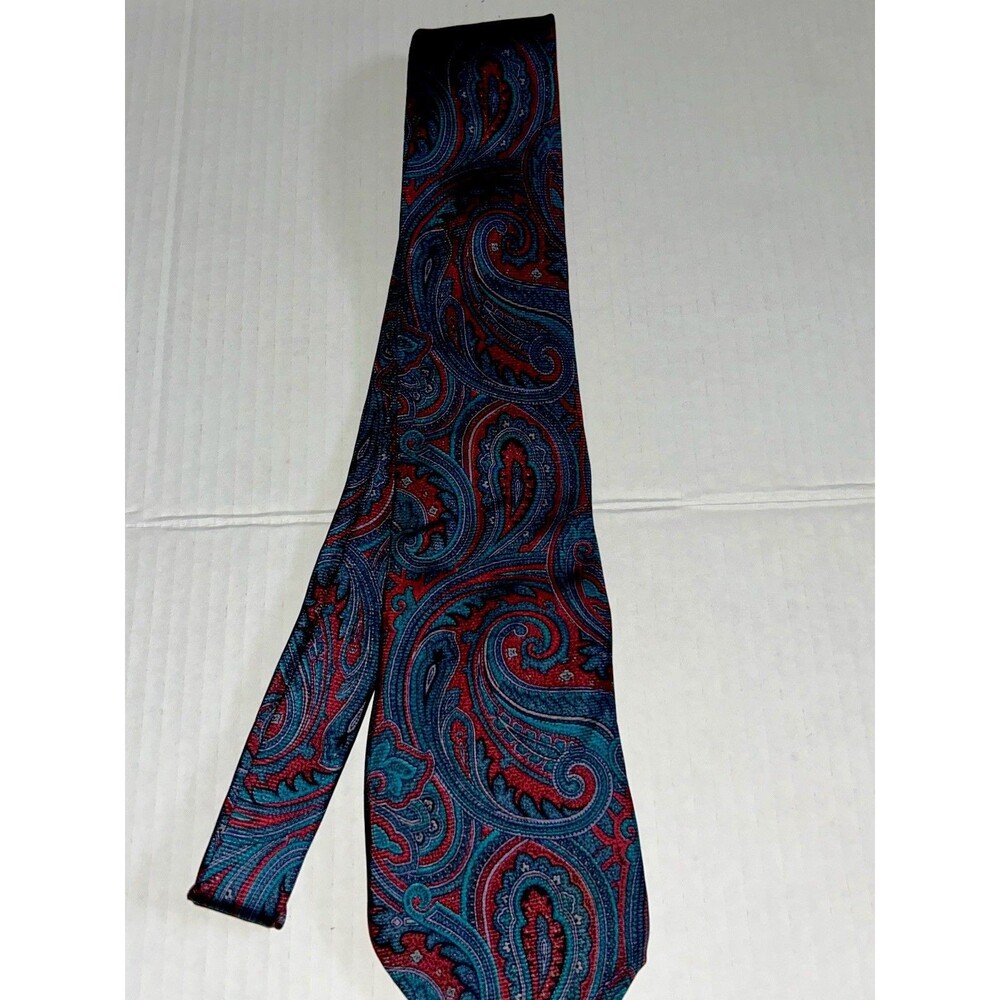 VTG Strathmore All Silk 100% Silk Paisley Design  Classic Men’s tie